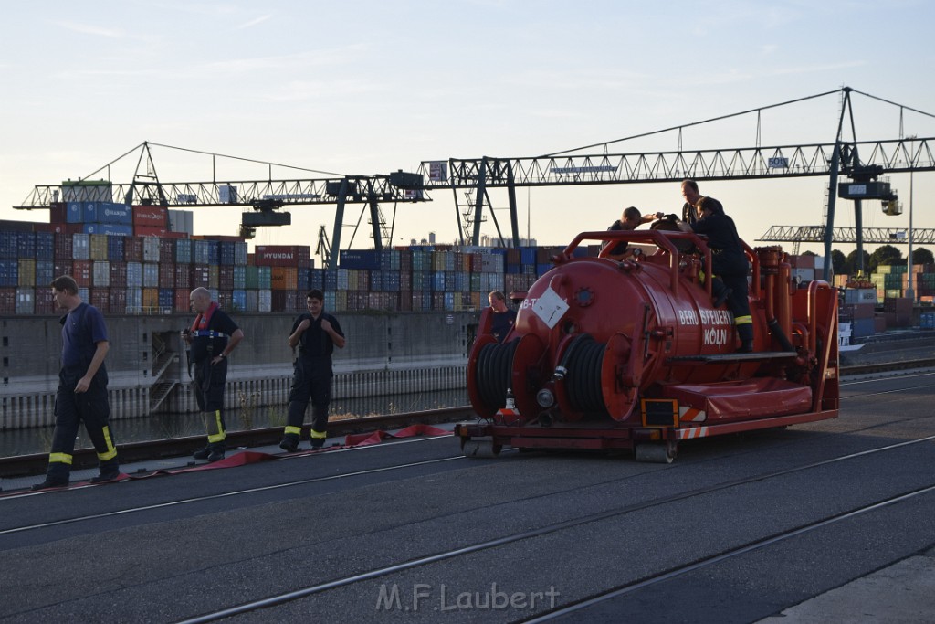 Havarie Wassereinbruch Motorraum beim Schiff Koeln Niehl Niehler Hafen P130.JPG - Miklos Laubert